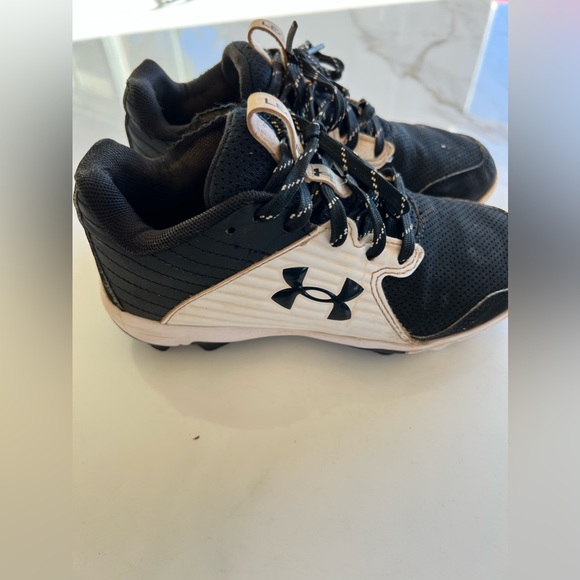 Youth boys Under Armour Baseball cleats / size 1.5 / - Picture 1 of 6